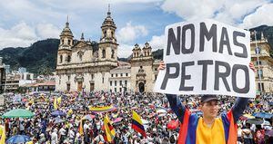  Los opositores, ondeando banderas de Colombia, lograron llenar la Plaza de Bolívar.