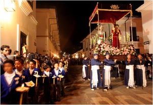 En las procesiones nocturnas de martes, miércoles, jueves y viernes santos, los cargueros llevan túnicas color azul y paños blancos.