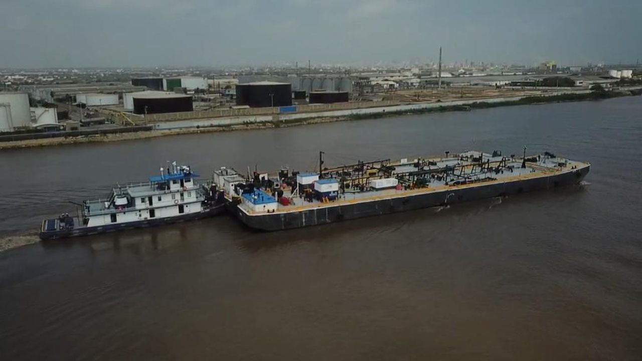 Imagen de las barcazas con la carga de combustible.