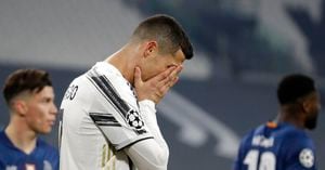 Cristiano Ronaldo, de la Juventus, se lamenta durante el partido de vuelta de octavos de final de la Liga de Campeones, ante Porto, el martes 9 de marzo de 2021 (AP Foto/Luca Bruno)