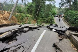 Este domingo 1 de octubre se reportó un deslizamiento que provocó el hundimiento de una parte de la vía, específicamente en el kilómetro 42 del sector de Angelinos o Lisboa.