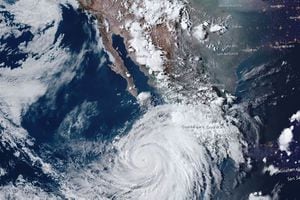 Esta imagen satelital del folleto, cortesía de NOAA, tomada el 16 de agosto de 2023, muestra al huracán Hilary acercándose a Baja California, México. La tormenta tropical Hilary se convirtió en un gran huracán en el Pacífico el 16 de agosto de 2023 y se esperaba que se intensificara aún más antes de acercarse a la península de Baja California en México durante el fin de semana, dijeron los meteorólogos.