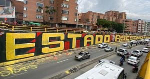 El mural “Estado Asesino” realizado en Medellín, por la Comunidad de Pintura Callejera fue censurado por miembros del ejército, según informan medios locales.