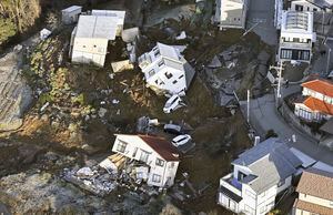 Casas destruidas por un sismo en Kanazawa, en la prefectura de Ishikawa, Japón, en una imagen del martes 2 de enero de 2024. (Kyodo News via AP)