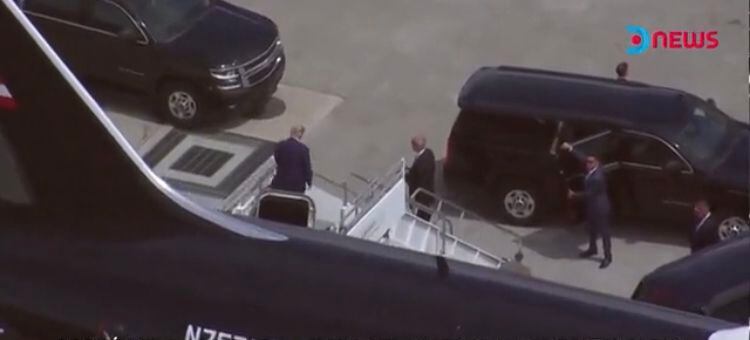 En las imágenes se observa el momento en el que Trump desciende por la escalerilla de la aeronave, y se sobre a una camioneta que parte del aeropuerto en una caravana.