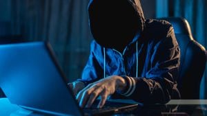 El programador hacker anónimo usa una computadora portátil para hackear el sistema en la oscuridad. Creación e infección de virus maliciosos. El concepto de base de datos de ciberdelincuencia y piratería