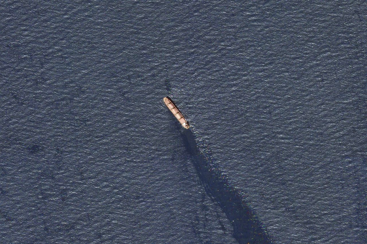 En esta imagen de satélite facilitada por Planet Labs, se ve al granelero de bandera beliceña Rubymar en el sur del Mar Rojo, cerca del estrecho de Bay el-Mandeb, derramando petróleo tras un ataque de los rebeldes hutíes de Yemen el martes 20 de febrero de 2024. (Planet Labs PBC via AP)