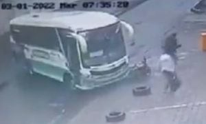 Conductor de buseta frustró robo al atropellar a dos ladrones. Foto: Captura pantalla video Cero Latitud Ec (Facebook)