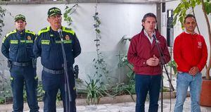 El secretario de seguridad, Aníbal Fernández de Soto, y el comandante de la Policía Metropolitana de Bogotá, general Eliécer Camacho, dieron detalles de los acuerdos a los que se llegaron con los taxistas.