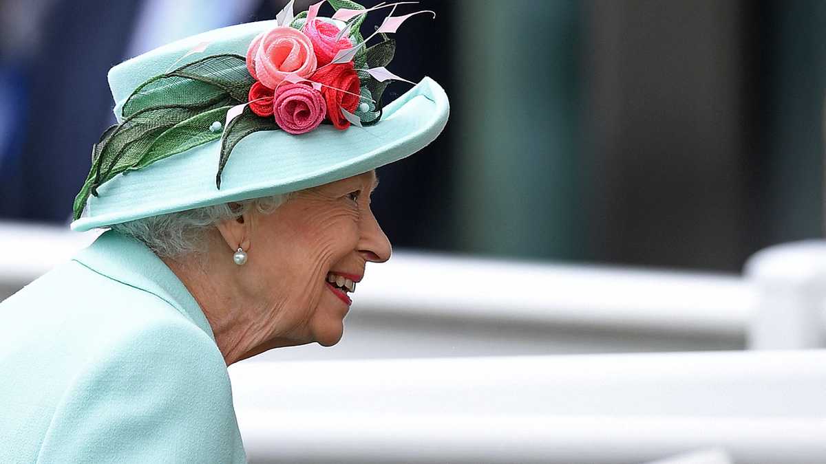 Este año, el verde fue uno de los dos tonos favoritos en las apuestas por el color del sombrero de la reina y fue un acierto. Lo adornó con rosas, la flor símbolo de Inglaterra.