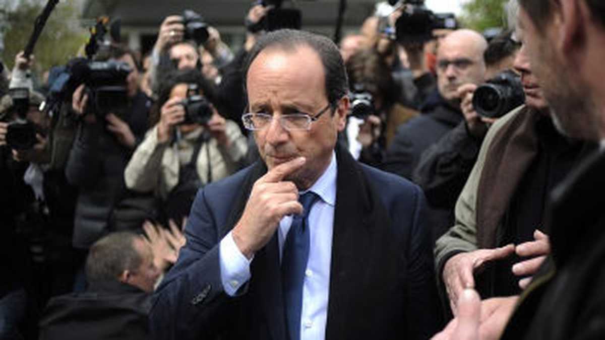 El candidato socialista a los comicios presidenciales en Francia, François Hollande, conversa con los empleados de la factoria de Still, inmersos en un plan de restructuración, durante un acto electoral en Montataire, Francia.