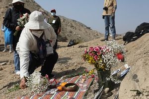 Pilar Fierro cerró un durísimo capítulo de su vida al recibir de la fiscalía peruana una pequeña urna de madera con restos óseos de su hija Dora, una estudiante universitaria secuestrada y asesinada hace 31 años en una operación militar represiva en Lima.(Photo by Klebher Vasquez/Anadolu Agency via Getty Images)