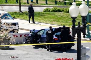 Agentes de la policía del capitolio están junto a un auto cuyo conductor lo estrelló intencionalmente contra una barrera, Washington, viernes 2 de abril de 2021. El conductor fue herido a tiros. (AP Foto/J. Scott Applewhite)