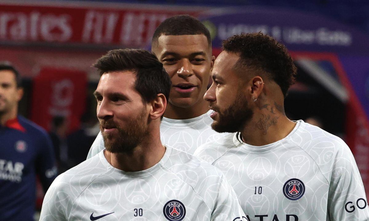LYON, FRANCE - SEPTEMBER 18: Lionel Messi #30 of Paris Saint-Germain react with Kylian Mbappe #7 (C) and Neymar Jr #10 during the Ligue 1 match between Olympique Lyonnais and Paris Saint-Germain at Groupama Stadium on September 18, 2022 in Lyon, France. (Photo by Getty Images/Xavier Laine)