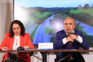El ministro de transporte, Guillermo Reyes, durante el anuncio de la decisión sobre Avianca y Viva Air.