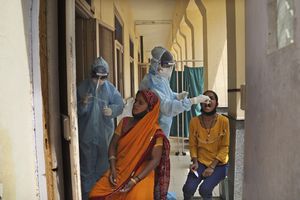 Los trabajadores sanitarios recogen muestras de hisopos para realizar pruebas de COVID-19 en Nueva Delhi, India, el viernes 16 de abril de 2021. India registró otro máximo de 217.353 casos nuevos en las últimas 24 horas, aumentando su total desde que comenzó la pandemia a más de 14,2 millones. El Ministerio de Salud también reportó 1.185 muertes en las últimas 24 horas, elevando las muertes a 174.308. (Foto AP / Manish Swarup)