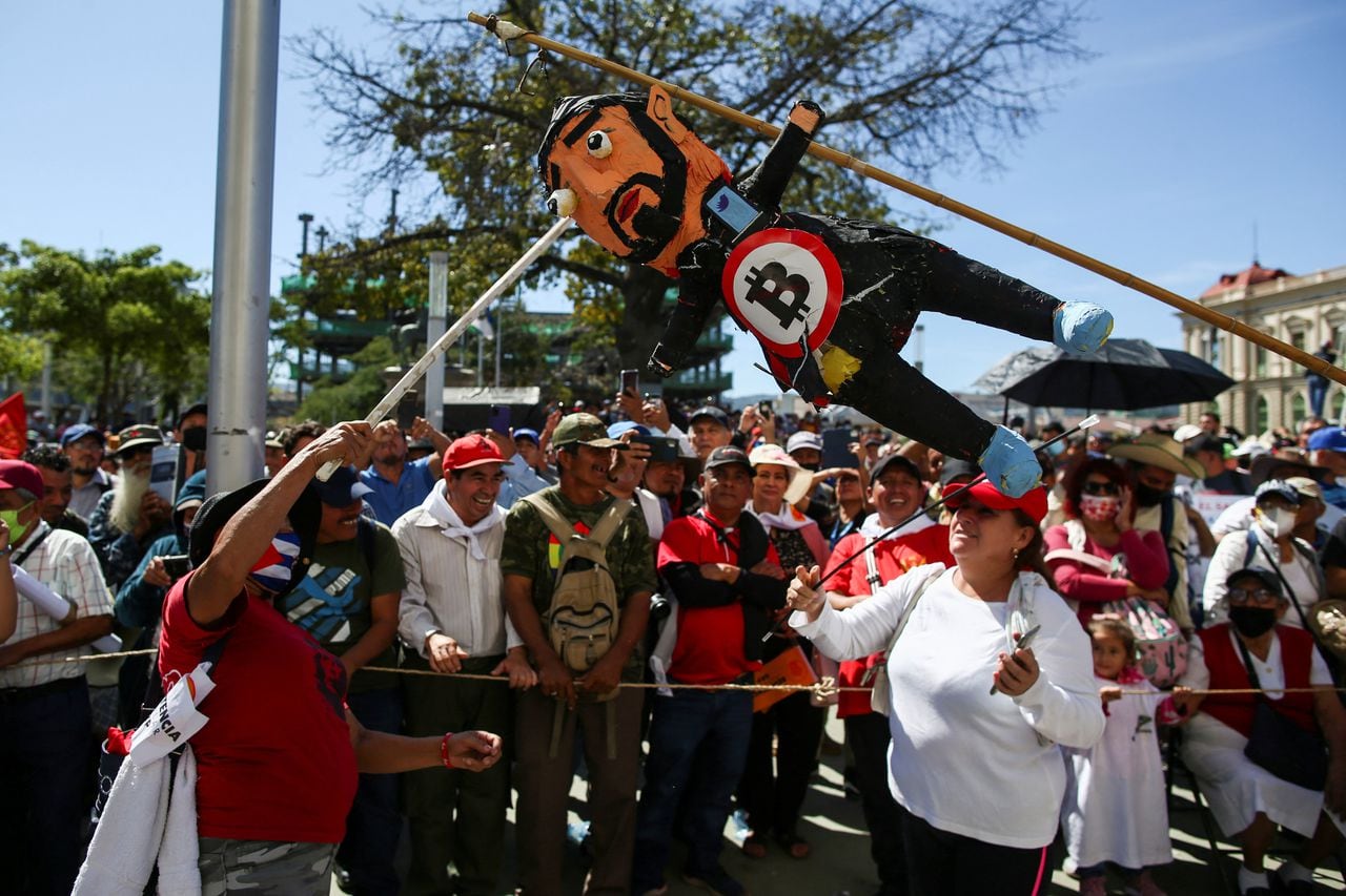 Las mujeres golpean una piñata que representa al presidente de El Salvador , Nayib Bukele.