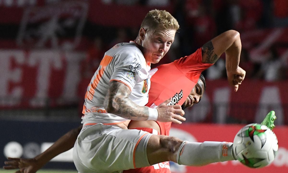 CALI, COLOMBIA - AUGUST 25: Jeison Medina of America struggles the ball with George Saunders of Envigado during a match between America de Cali and Envigado as part of Torneo Clausura Liga Aguila 2019 at Estadio Pascual Guerrero on August 25, 2019 in Cali, Colombia. (Photo by Getty Images/Gabriel Aponte/Vizzor Image)