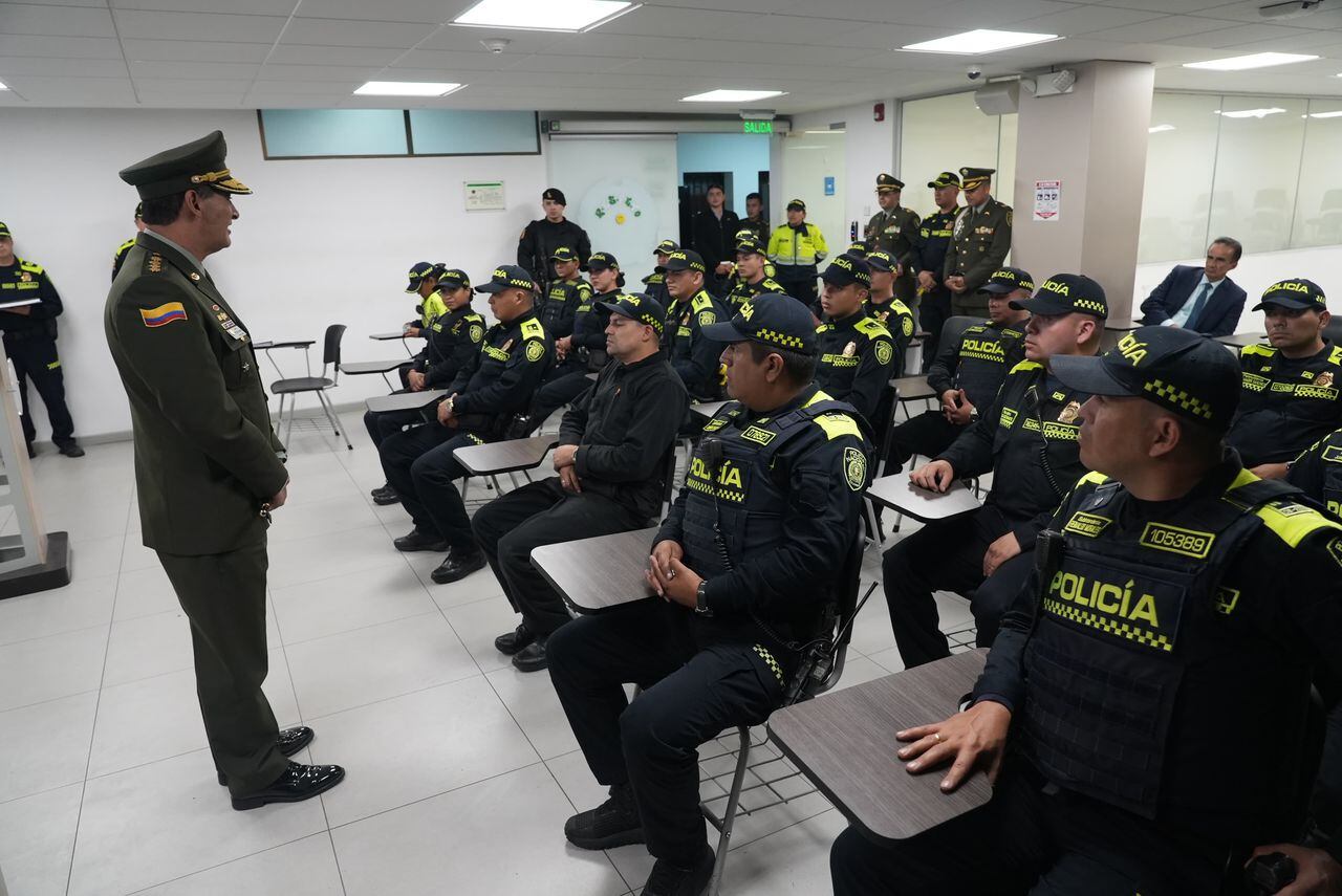 Director de la Policía, el general William Salamanca llegó de sorpresa a la estación de policía de Barrios Unidos para dar instrucciones sobre el nuevo modelo de Policía.