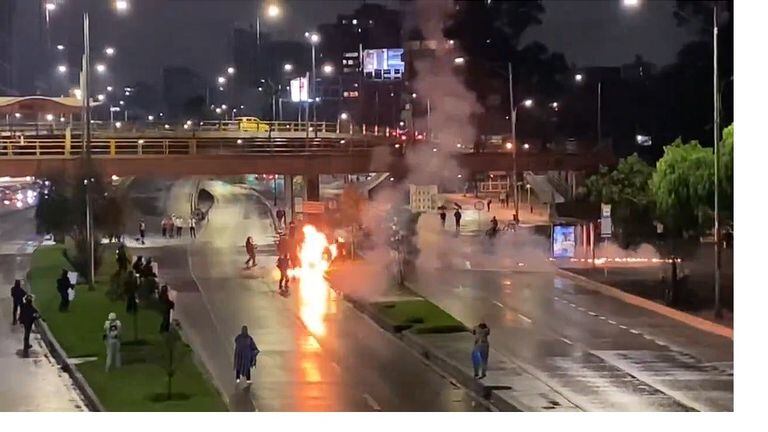 Se presentan disturbios sobre la carrera 30 de Bogotá . Foto tomada del video.