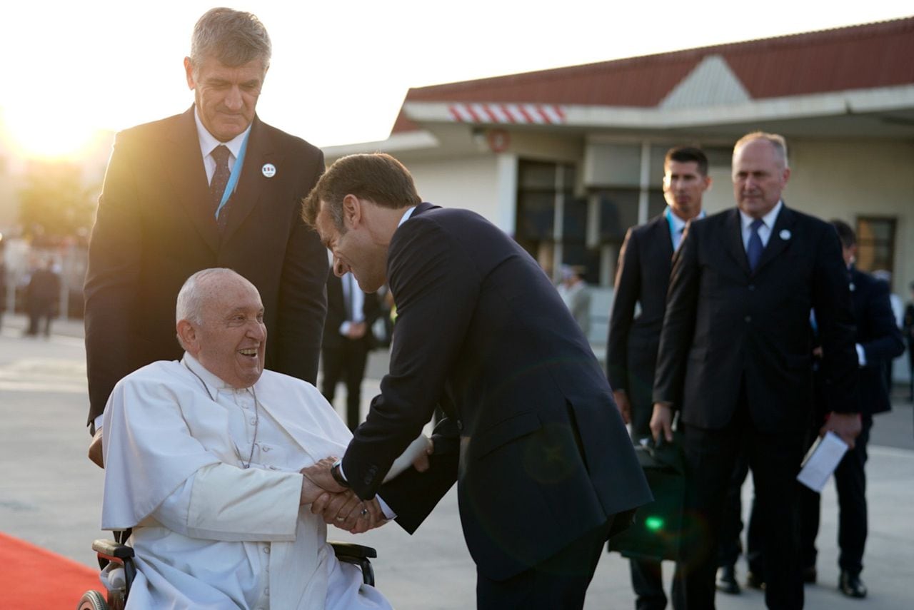 El papa negó haber hablado con Macron del tema de eutanasia