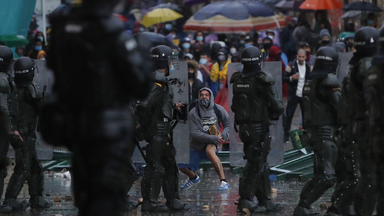 Paro Nacional en contra de la Reforma Tributaria
enfrentamiento entre Policia Esmad gases aturdidoras
Bogota abril 29 del 2021
Foto Guillermo Torres Reina / Semana