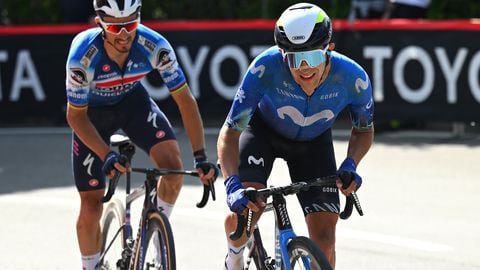 Julian Alaphilippe de Francia y Team Soudal Quick-Step y Pelayo Sánchez de España y Movistar Team compiten en la escapada durante el 107º Giro de Italia 2024, Etapa 6 una etapa de 180km de Viareggio a Rapolano terme 322m / #UCIWT / el 09 de mayo de 2024 en Rapolano terme, Italia.