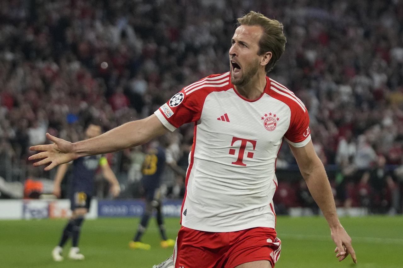 Harry Kane puso a celebrar a la afición del Bayern en el Allianz Arena.v