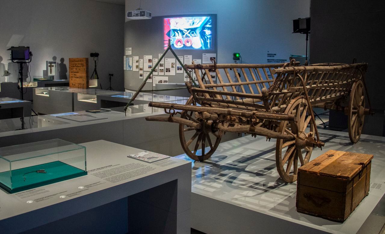 View of a "Cart and chest used in the evacuation of Yougoslavia" at the "Displacement and Expulsion of Germans" exhibition in the "Documentation Centre for Displacement, Expulsion and Reconciliation", in Berlin taken on June 18, 2021. - The new museum dedicated to the long-silenced trauma of ethnic Germans forced to flee eastern Europe at the end of World War II opens June 23, 2021, after decades of wrenching debate. Foto de John MACDOUGALL / AFP.