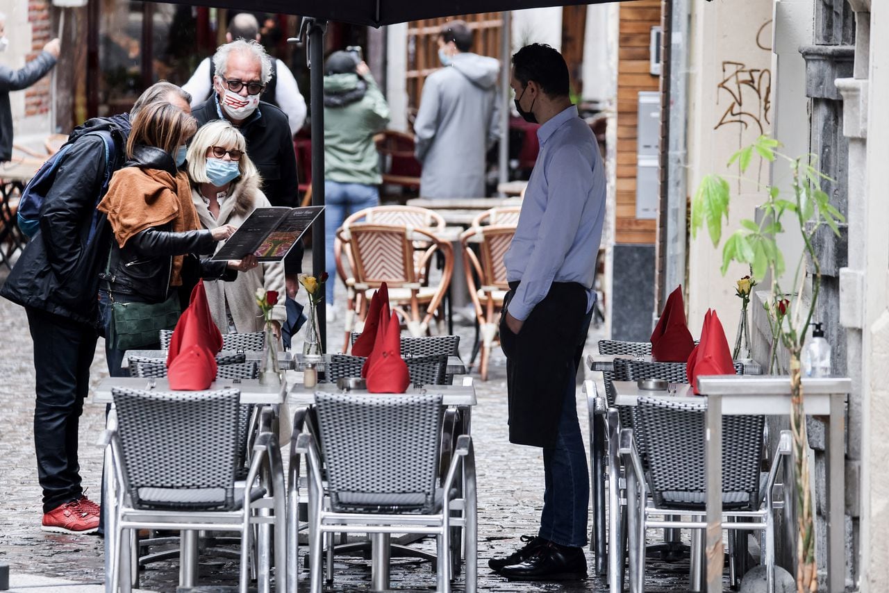 Los belgas, "sedientos" regresan a  bares y cafés después de siete meses de pandemia