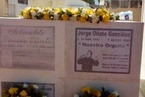 Así quedó decorada la tumba de Jorge Oñate en su natalicio. Foto: Twitter @mono_romero