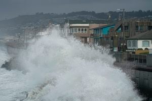 ARCHIVO - Una gran ola choca contra un muro en Pacifica, California, el 6 de enero de 2023. Las grandes olas de hasta 13 pies (unos 4 metros)  se vuelven más comunes en la costa de California conforme se calienta el planeta, según un nuevo estudio. (AP Foto/Jeff Chiu, Archivo)