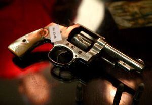 La legislación colombiana tiene tipificados cinco delitos relacionados con el porte ilegal de armas de fuego.