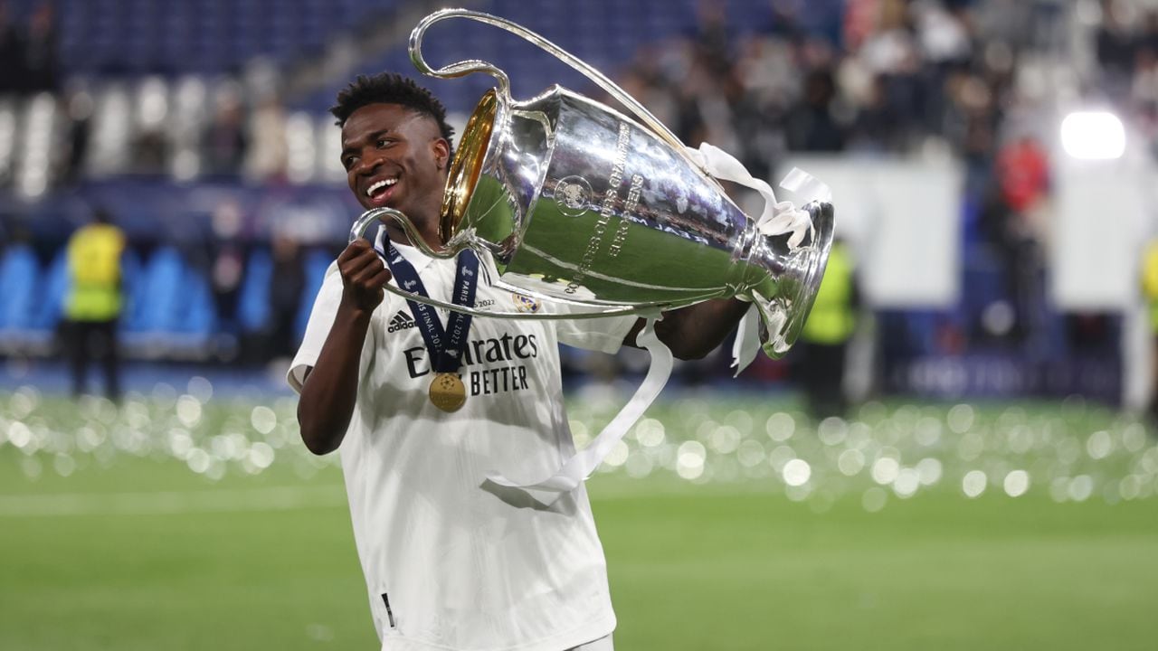 PARIS, FRANCE - MAY 28: Vinicius Junior of Real Madrid celebrates with the UEFA Champions League trophy after the UEFA Champions League final match between Liverpool FC and Real Madrid at Stade de France on May 28, 2022 in Paris, France. (Photo by Getty Images/Matthew Ashton - AMA)