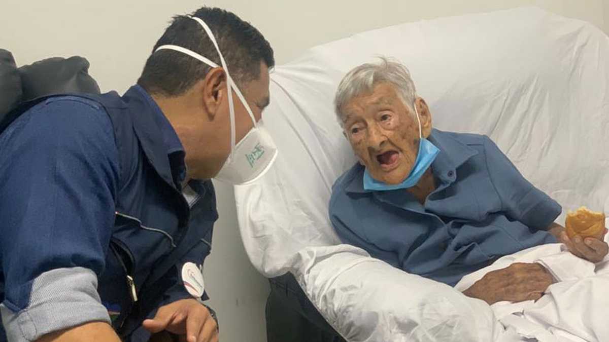 Dalia Patiño, la mujer de 103 años de edad que fue vacunada en Cali.