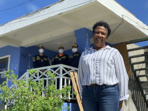A pesar del miedo a huracanes como Iota, Elsa Robinson decidió quedarse en su natal Providencia para ayudar a la reconstrucción de la isla.