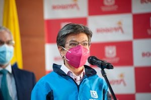 La alcaldesa de Bogotá, Claudia López, anuncia una nueva cuarentena para Bogotá en medio de la tercera ola de la pandemia del nuevo coronavirus, COVID-19, nuevas medidas incluyen que las personas que dependan del número de identificación final puedan salir en días pares o impares e ingresar al comercio. bancos y servicios, y una cuarentena de 4 días a partir del jueves 8 de abril y terminando el lunes 12 de abril que restringe toda la ciudad, medidas se aplicarán durante los dos fines de semana siguientes y las restricciones al comercio y bancos por dos semanas. En Bogotá, Colombia, el 5 de abril de 2021 (Foto de Sebastian Barros / NurPhoto a través de Getty Images).