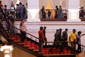 Los miembros del ejército de Sri Lanka se van después de que los manifestantes entraran en la Casa del Presidente, después de que el presidente Gotabaya Rajapaksa huyera, en medio de la crisis económica del país, en Colombo, Sri Lanka, el 9 de julio de 2022. FotoREUTERS/Dinuka Liyanawatte
