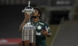 RIO DE JANEIRO, BRAZIL - JANUARY 30: Luiz Adriano kisses the trophy after winning the final of Copa CONMEBOL Libertadores 2020 between Palmeiras and Santos at Maracanã Stadium on January 30, 2021 in Rio de Janeiro, Brazil. (Photo by Mauro Pimentel – Pool/Getty Images)