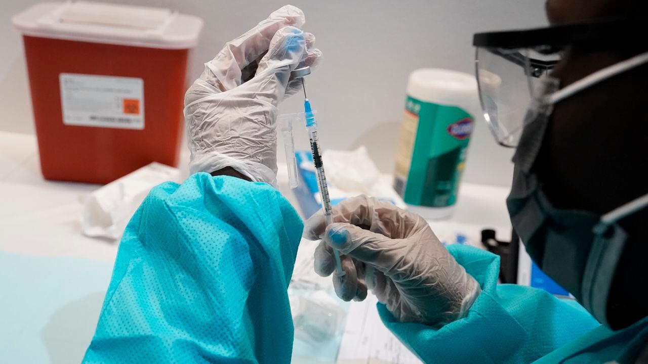 Una enfermera prepara una vacuna de Pfizer contra el COVID-19 en el Museo de Historia Natural, en Nueva York. (AP Foto/Mary Altaffer, File)