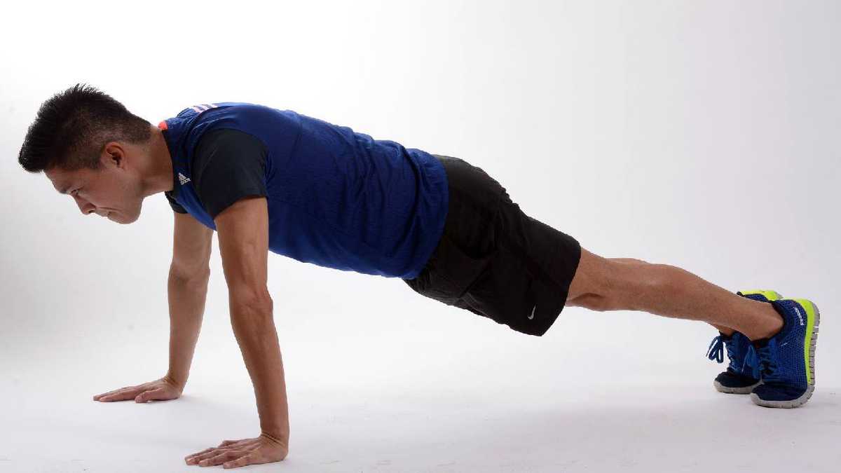 La plancha es un ejercicio isométrico y ayuda varios músculos del cuerpo debido a la tensión que se genera al realizarlo.