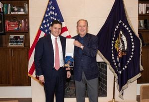 Embajador Juan Carlos Pinzón entregó la Cruz de Boyacá al expresidente estadounidense Bush