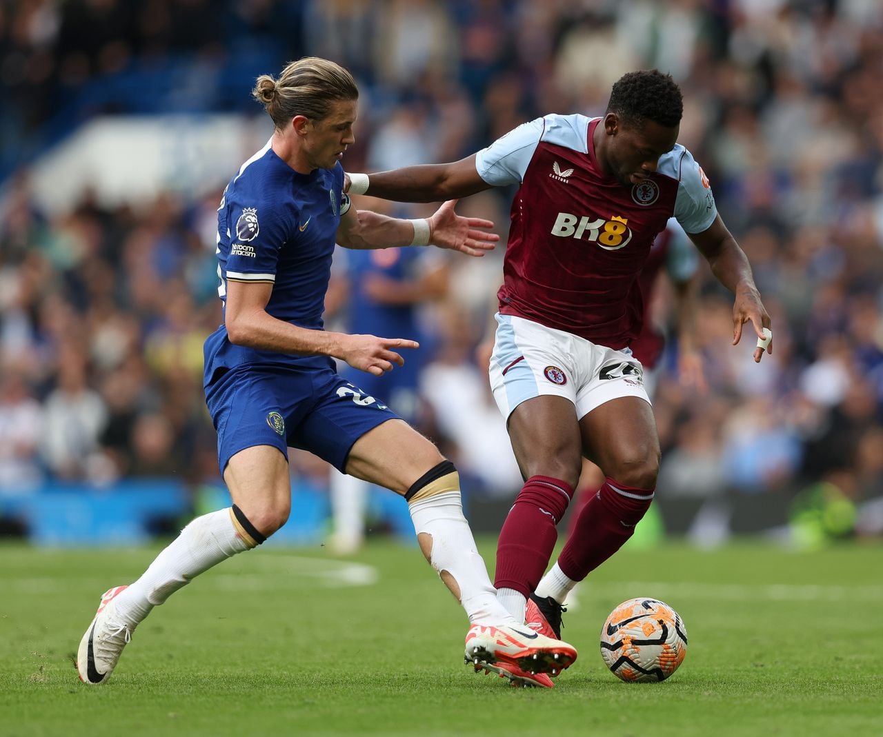 LONDON, ENGLAND - SEPTEMBER 24:  Jhon Duran of Aston Villa in action during the Premier League match between Chelsea FC and Aston Villa at Stamford Bridge on September 24, 2023 in London, England. (Photo by Neville Williams/Aston Villa FC via Getty Images)