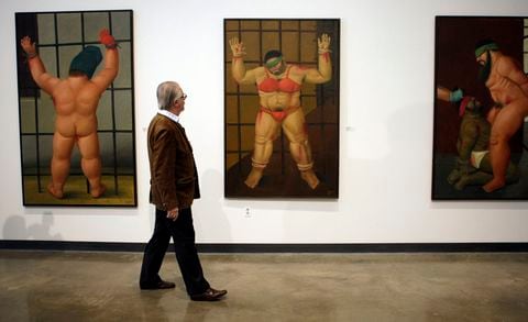 Fernando Botero observando sus propias obras exhibidas