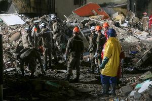 Los equipos de rescate buscan víctimas entre los escombros de un edificio derrumbado en el municipio de Paulista, en las afueras de Recife, en el estado nororiental brasileño de Pernambuco, el 7 de julio de 2023.