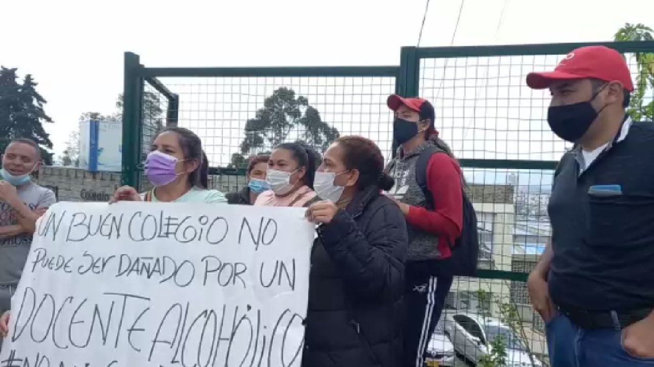 Padres se manifiestan contra profesor en Bogotá