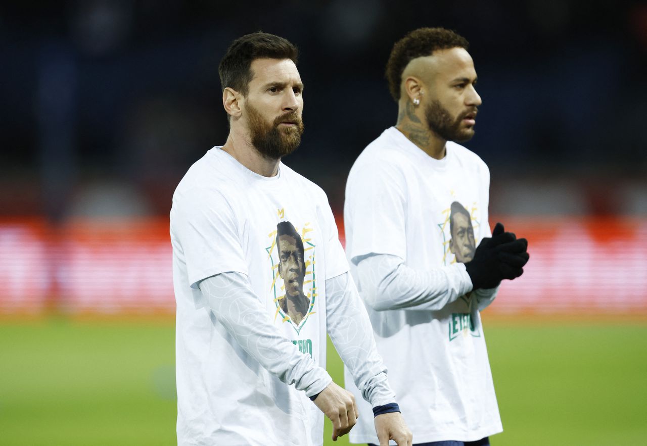 Messi y Neymar rinden homenaje a Pelé en la previa del duelo entre PSG y Angers.