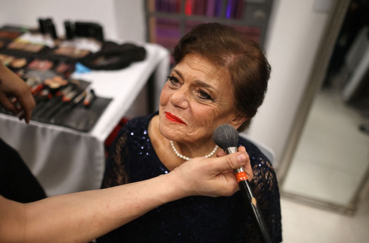 Rivka Papo, de 87 años, sobreviviente del holocausto, en sesión de maquillaje en Jerusalén, el 16 de Noviembre de 2021. Foto: AHMAD GHARABLI / AFP.