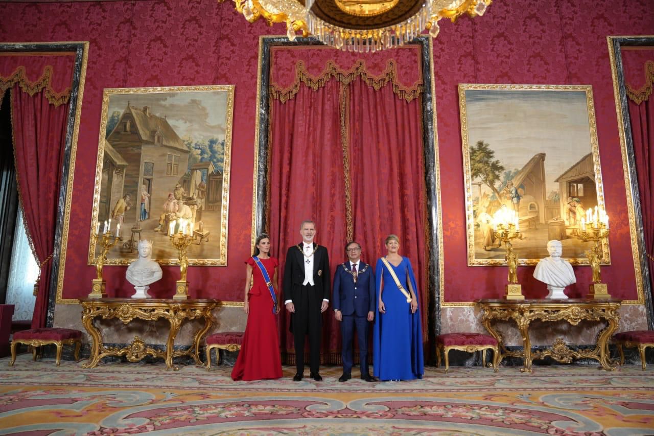 El presidente Gustavo Petro junto con los reyes de España y su esposa, Verónica Alcocer.
