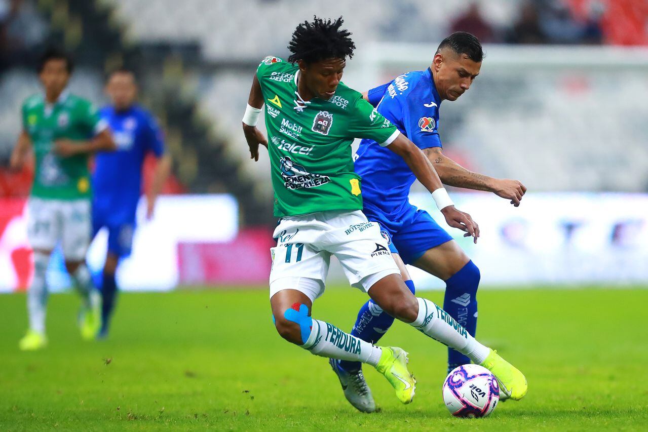 MEXICO CITY, MEXICO - OCTOBER 31: Yairo Moreno #11 of Leon struggles for the ball with Julio Cesar Dominguez #4 of Cruz Azul during the 16th round match between Cruz Azul and Leon as part of the Torneo Apertura 2019 Liga MX at Azteca Stadium on October 31, 2019 in Mexico City, Mexico. (Photo by Hector Vivas/Getty Images)